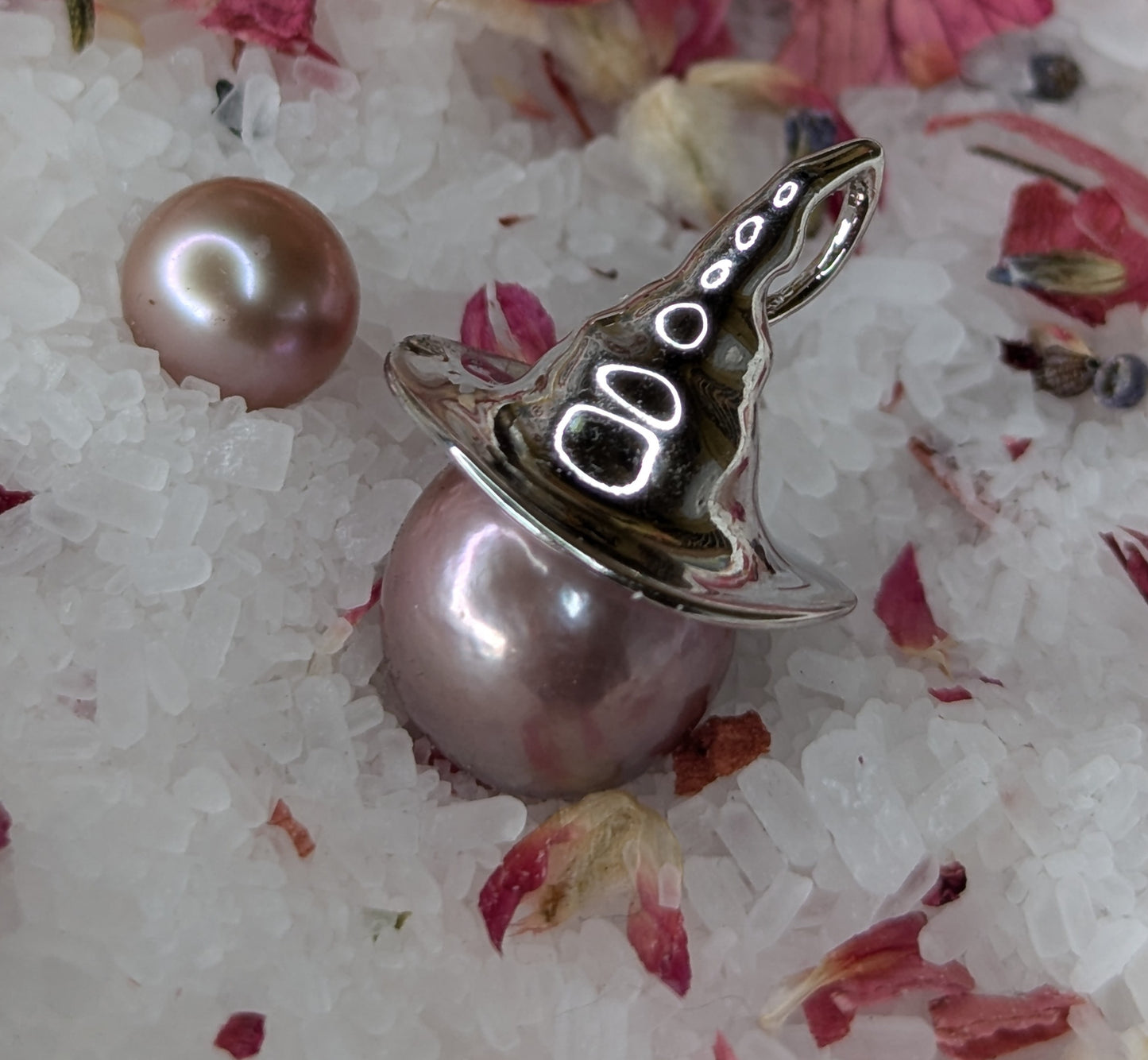 Preset Lavender Edison Pearl SS WITCH HAT PENDANT
