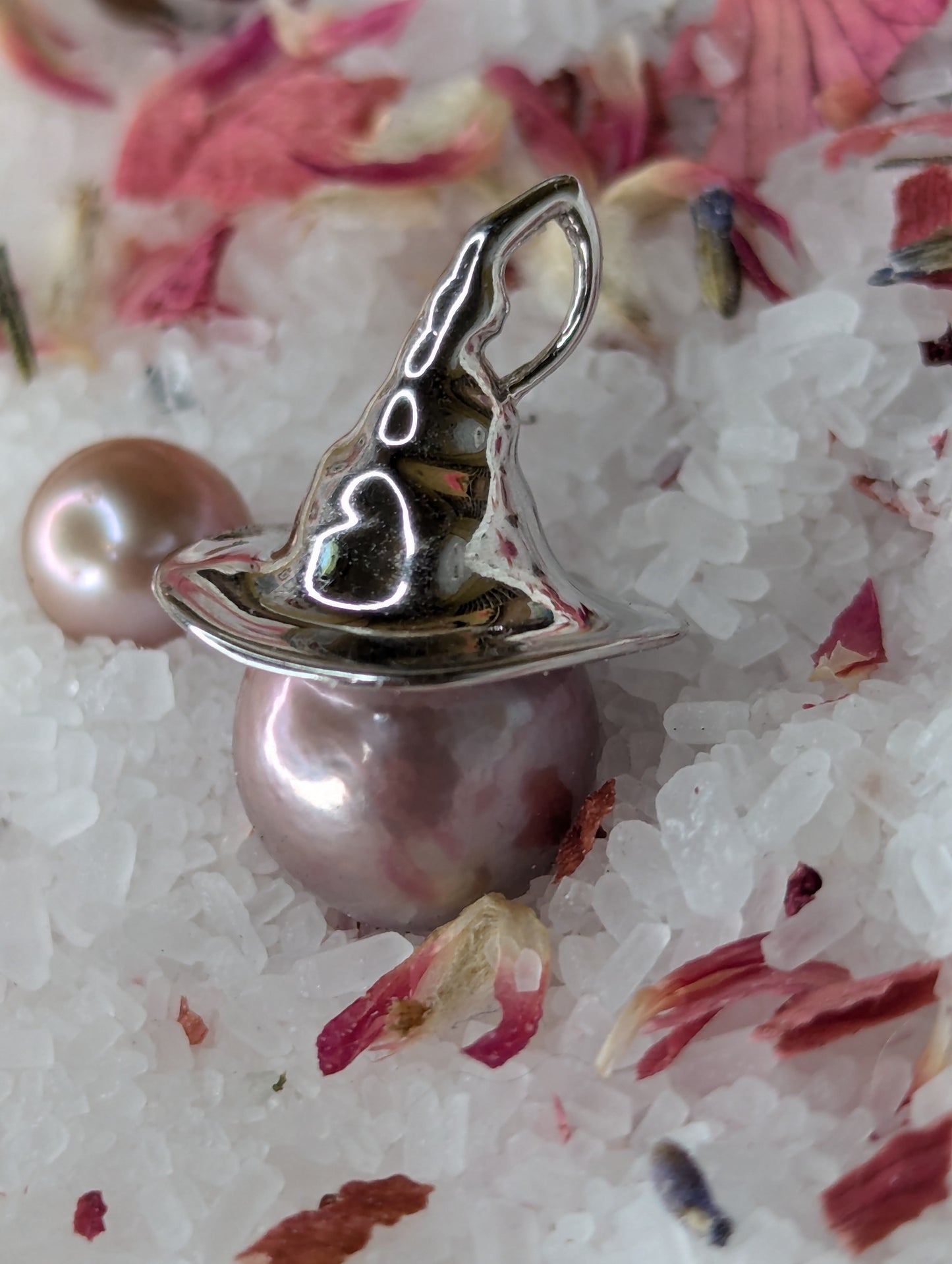 Preset Lavender Edison Pearl SS WITCH HAT PENDANT