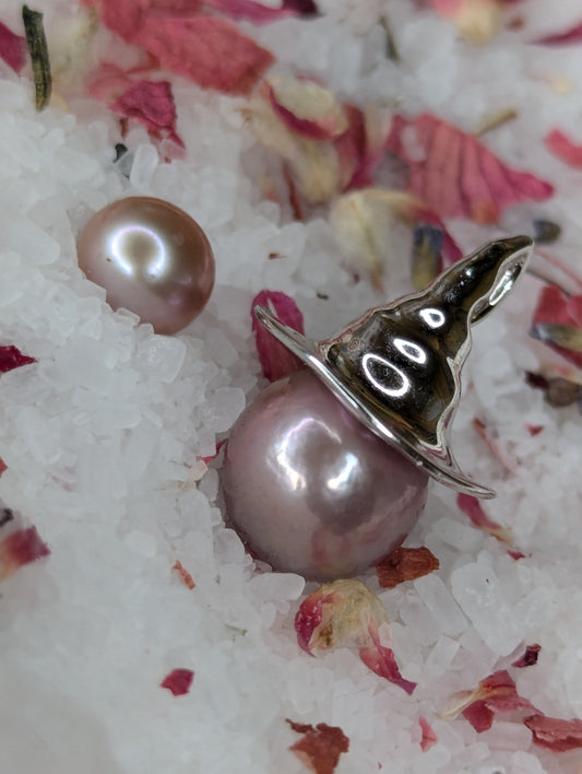 Preset Lavender Edison Pearl SS WITCH HAT PENDANT